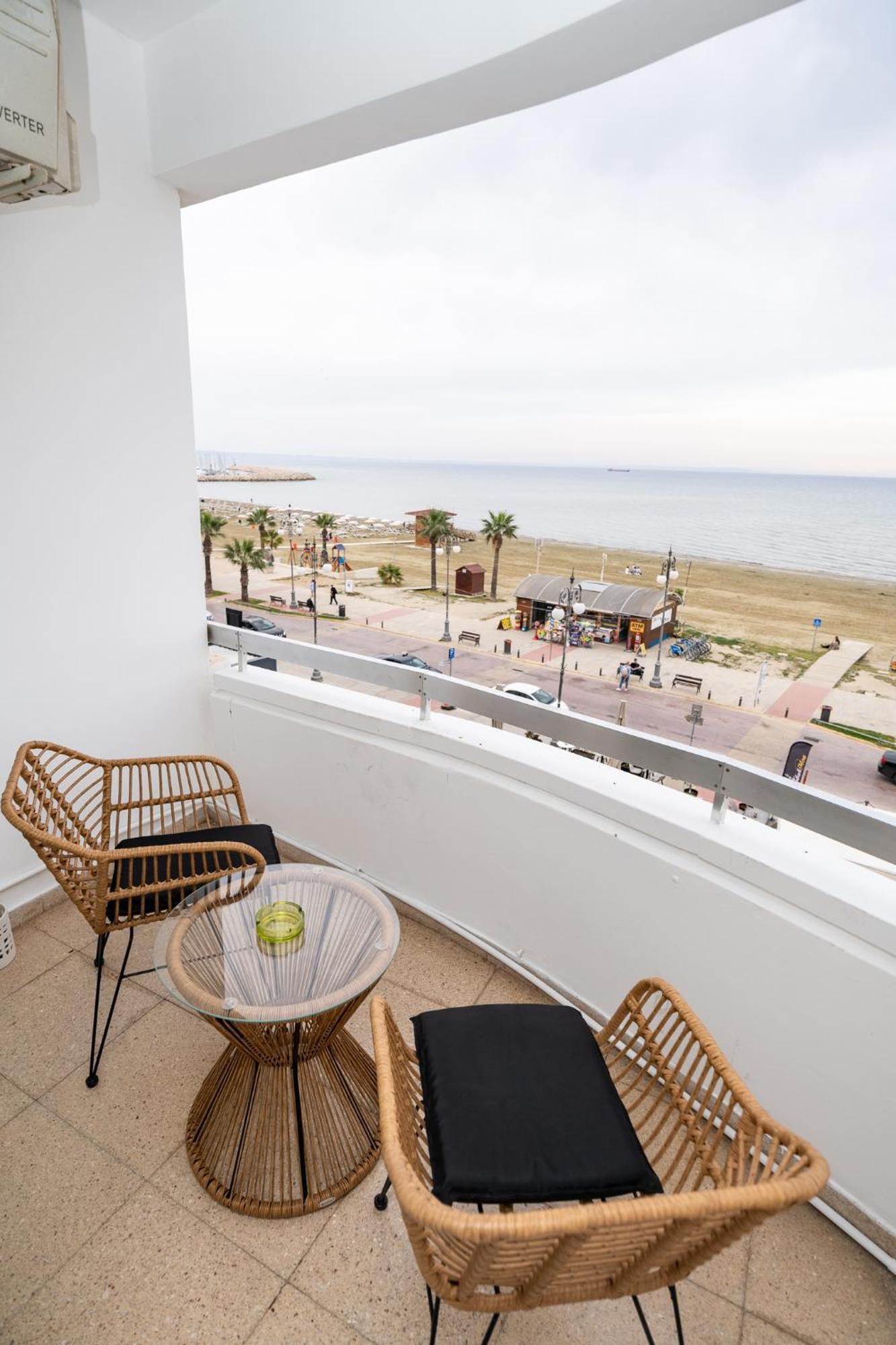 Lazuli Sea View Beachfront Ap 21 Ларнака Екстериор снимка