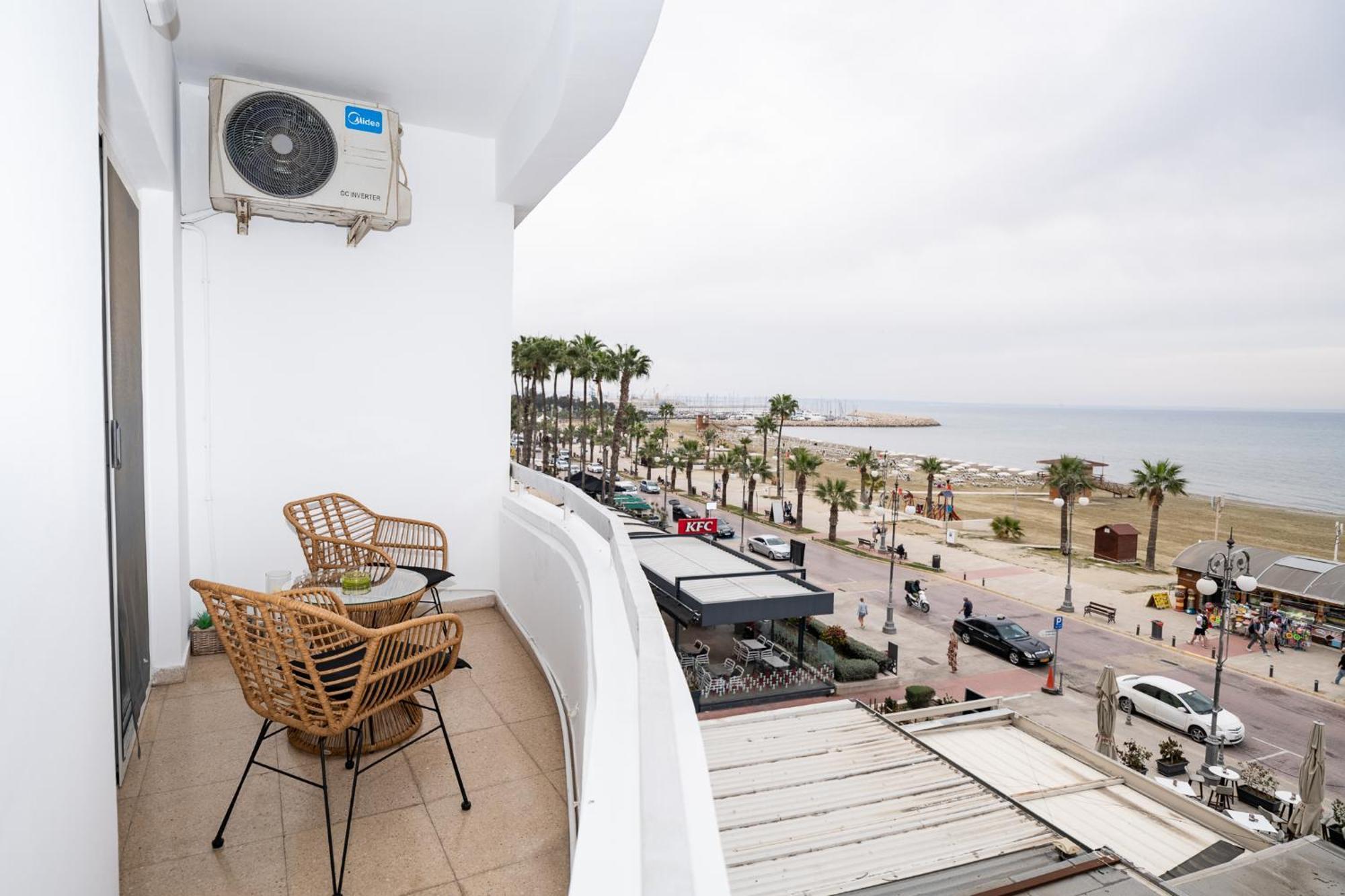 Lazuli Sea View Beachfront Ap 21 Ларнака Екстериор снимка