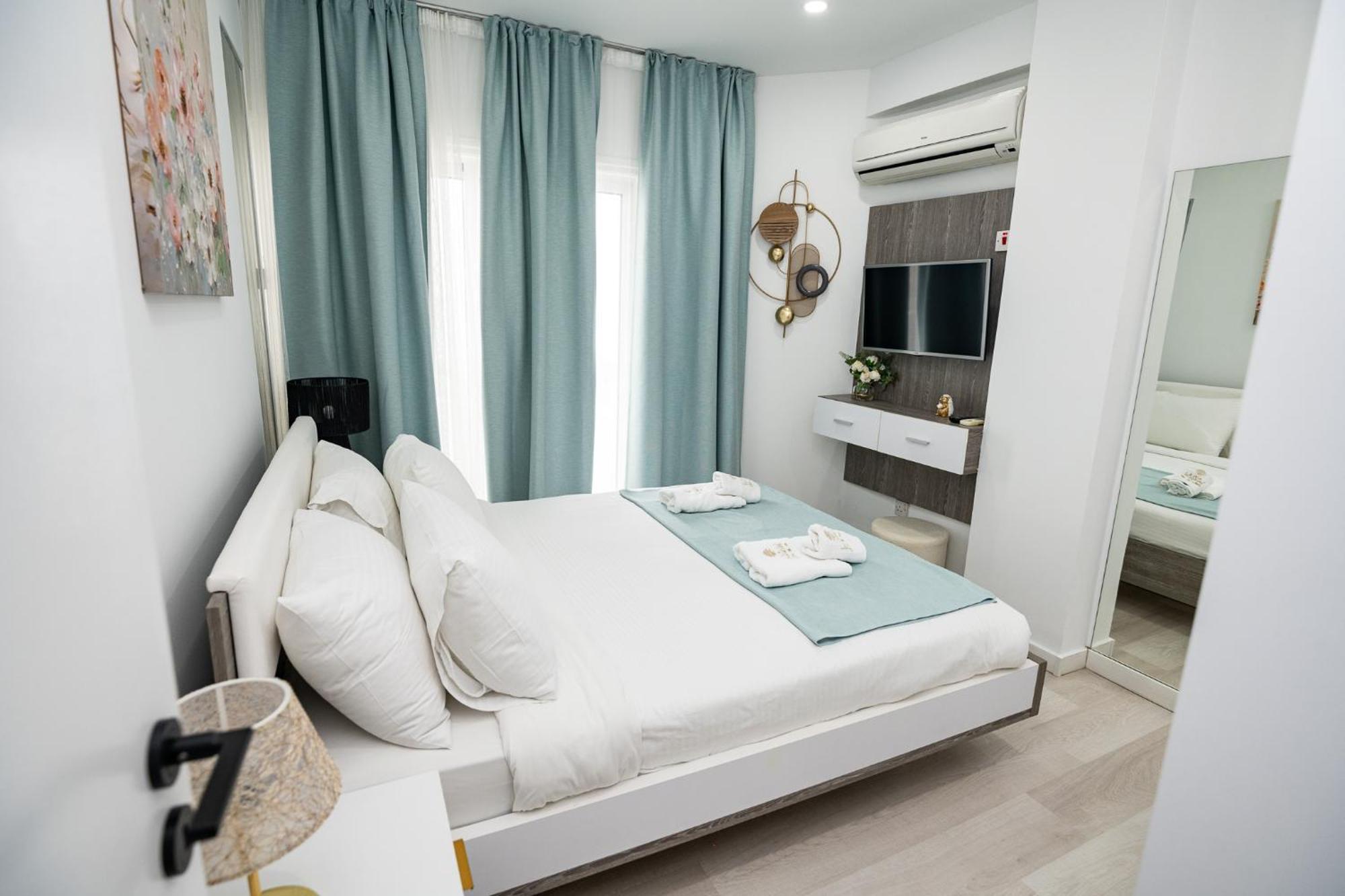 Lazuli Sea View Beachfront Ap 21 Ларнака Екстериор снимка