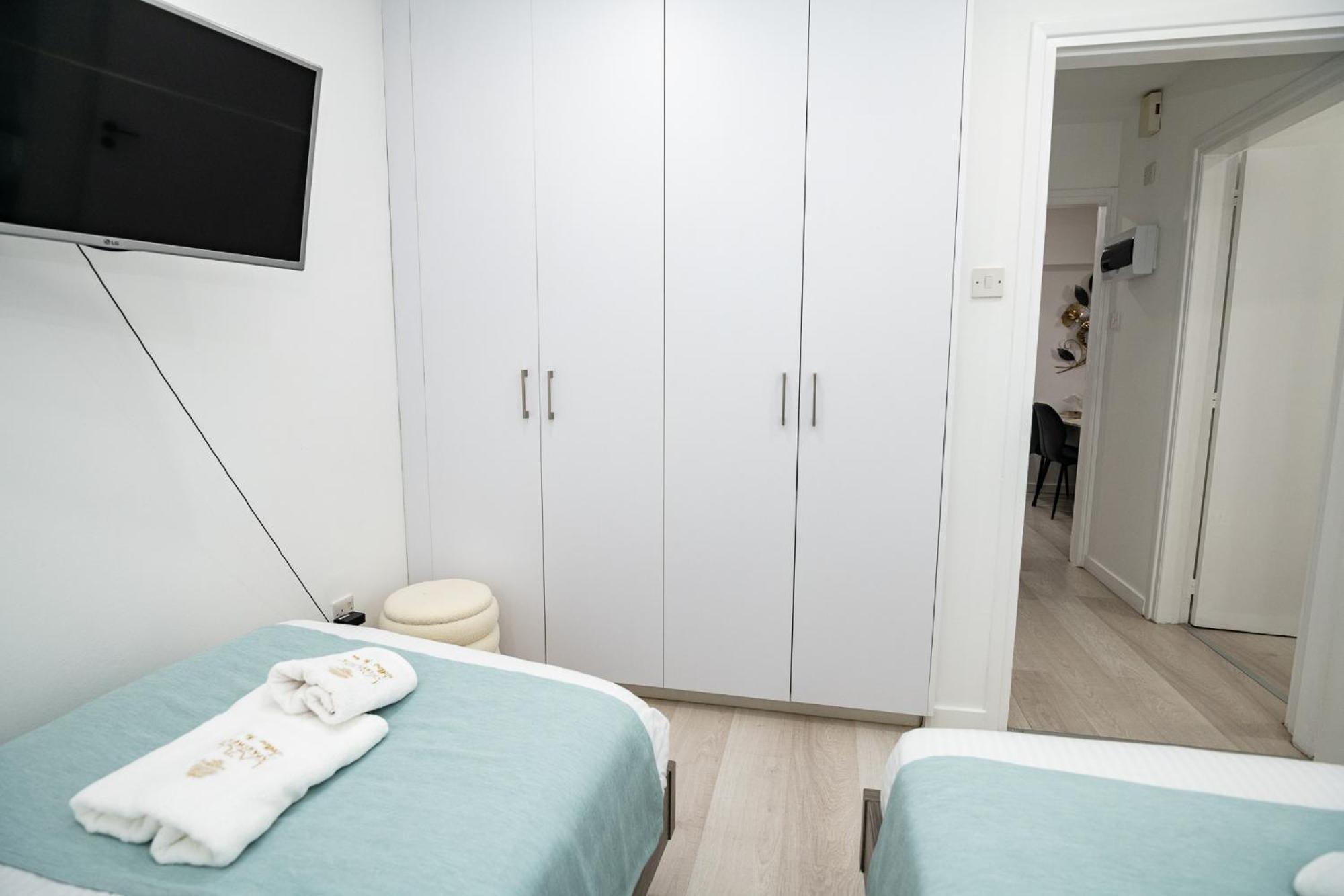 Lazuli Sea View Beachfront Ap 21 Ларнака Екстериор снимка