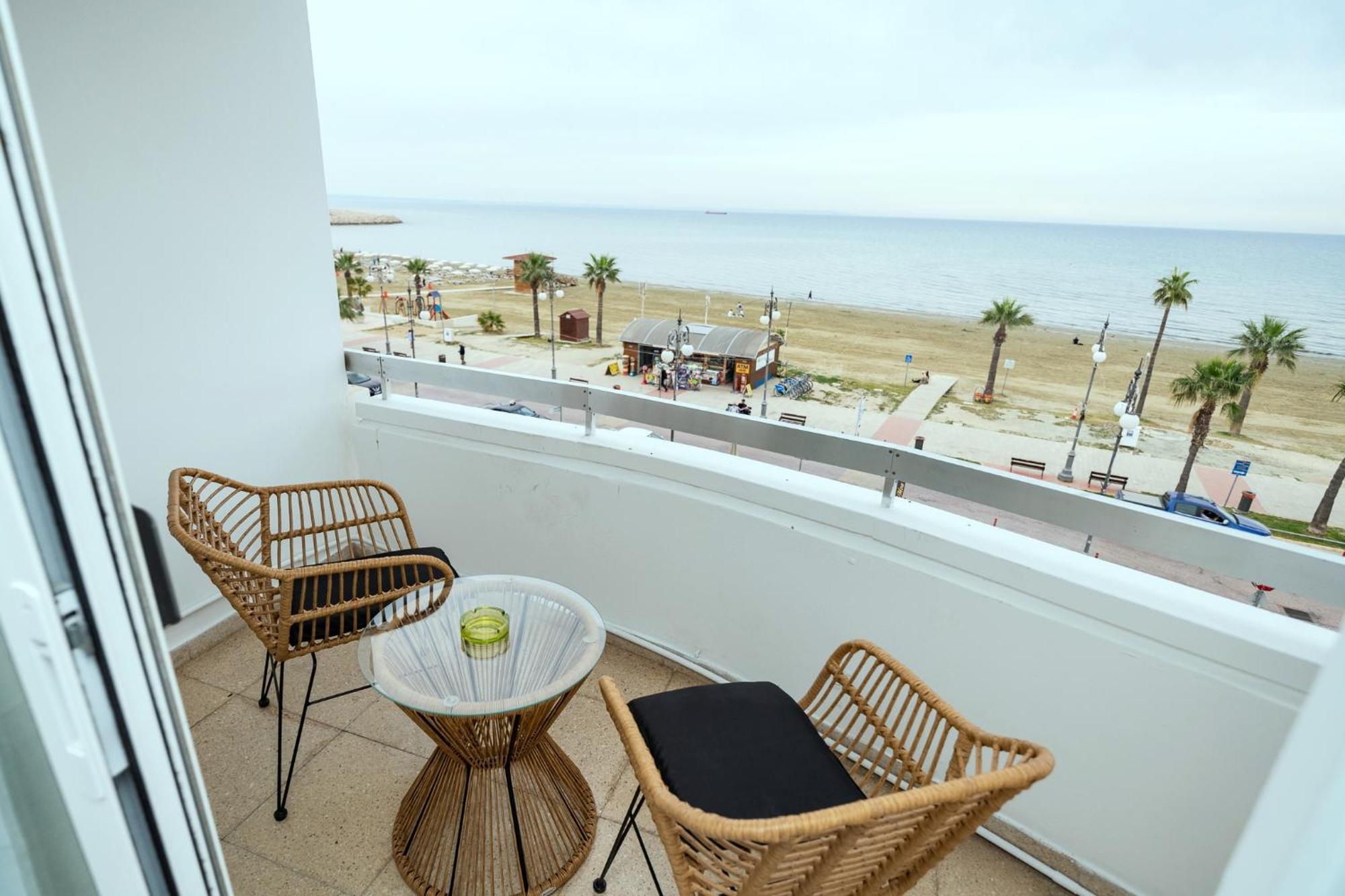 Lazuli Sea View Beachfront Ap 21 Ларнака Екстериор снимка