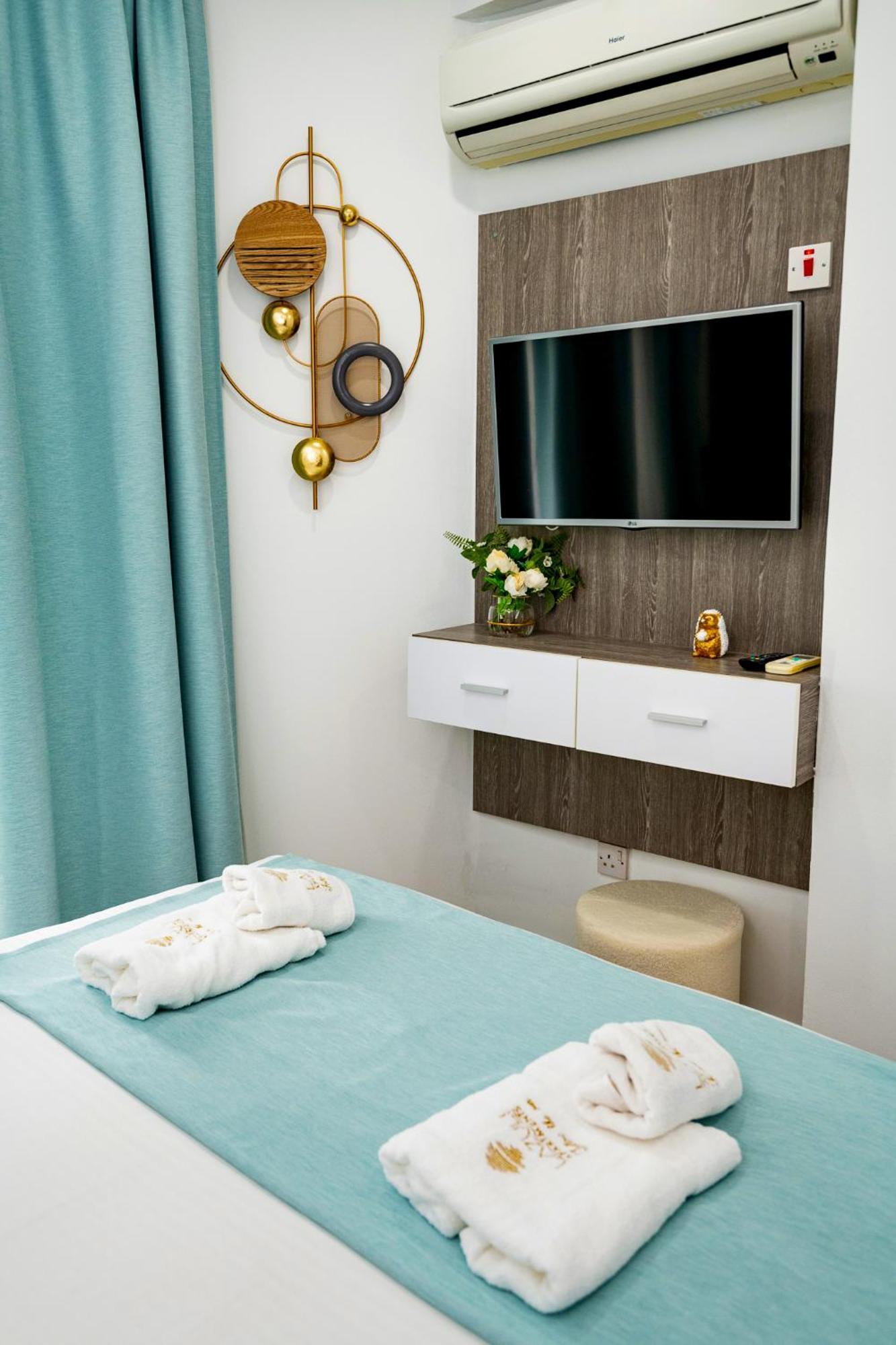Lazuli Sea View Beachfront Ap 21 Ларнака Екстериор снимка