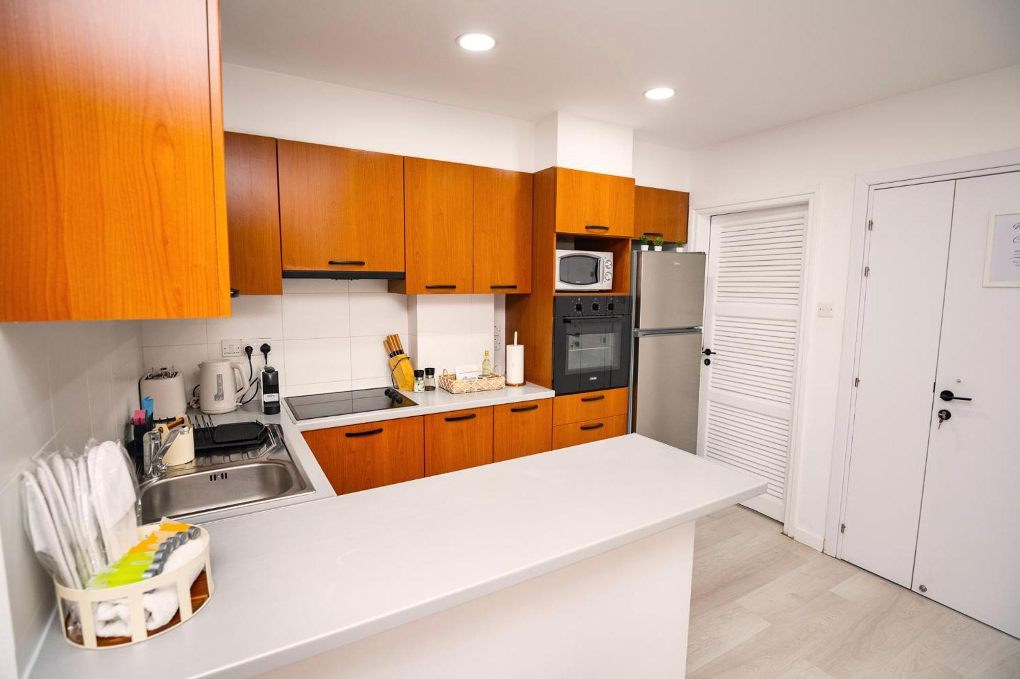 Lazuli Sea View Beachfront Ap 21 Ларнака Екстериор снимка