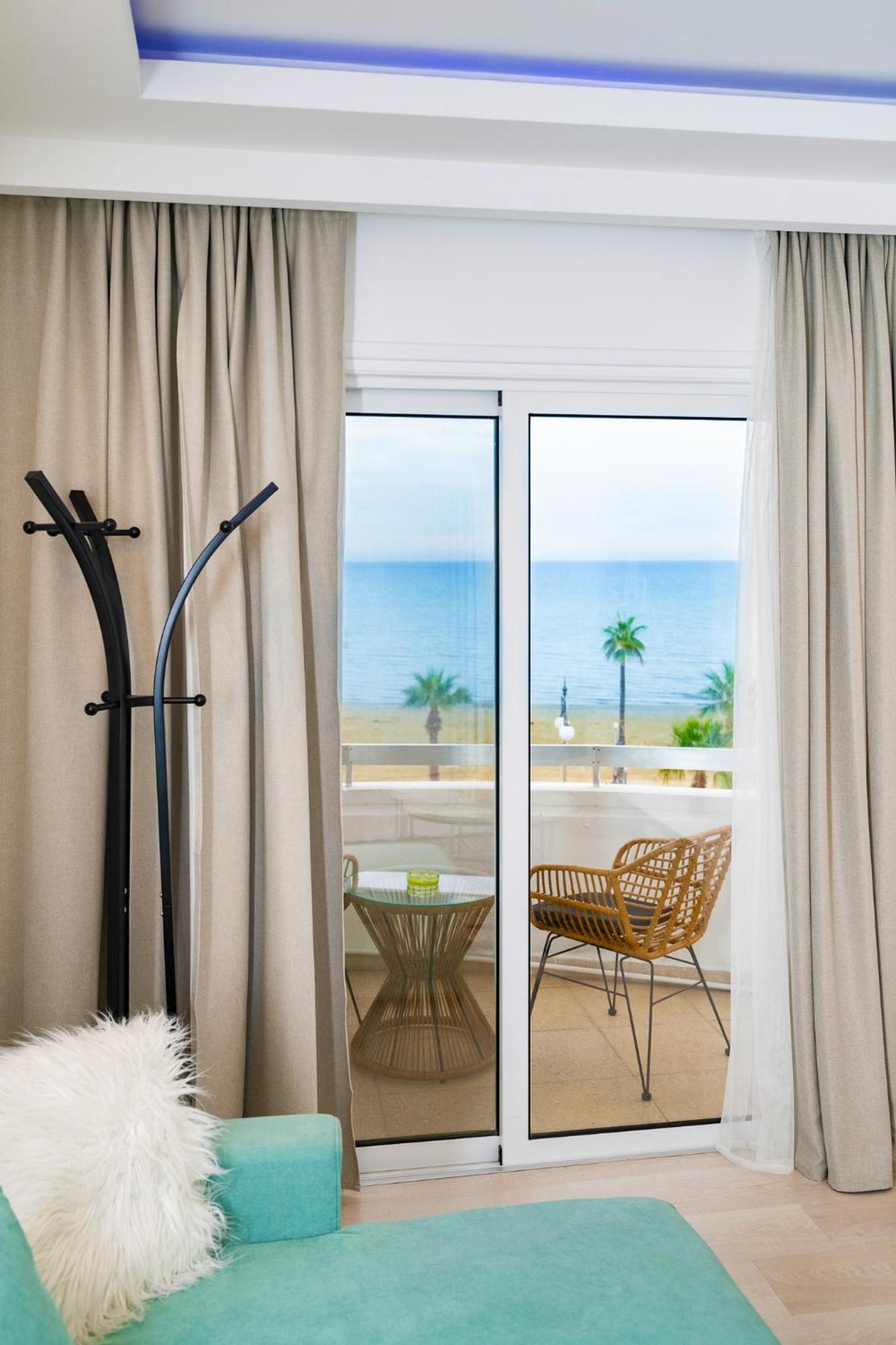Lazuli Sea View Beachfront Ap 21 Ларнака Екстериор снимка