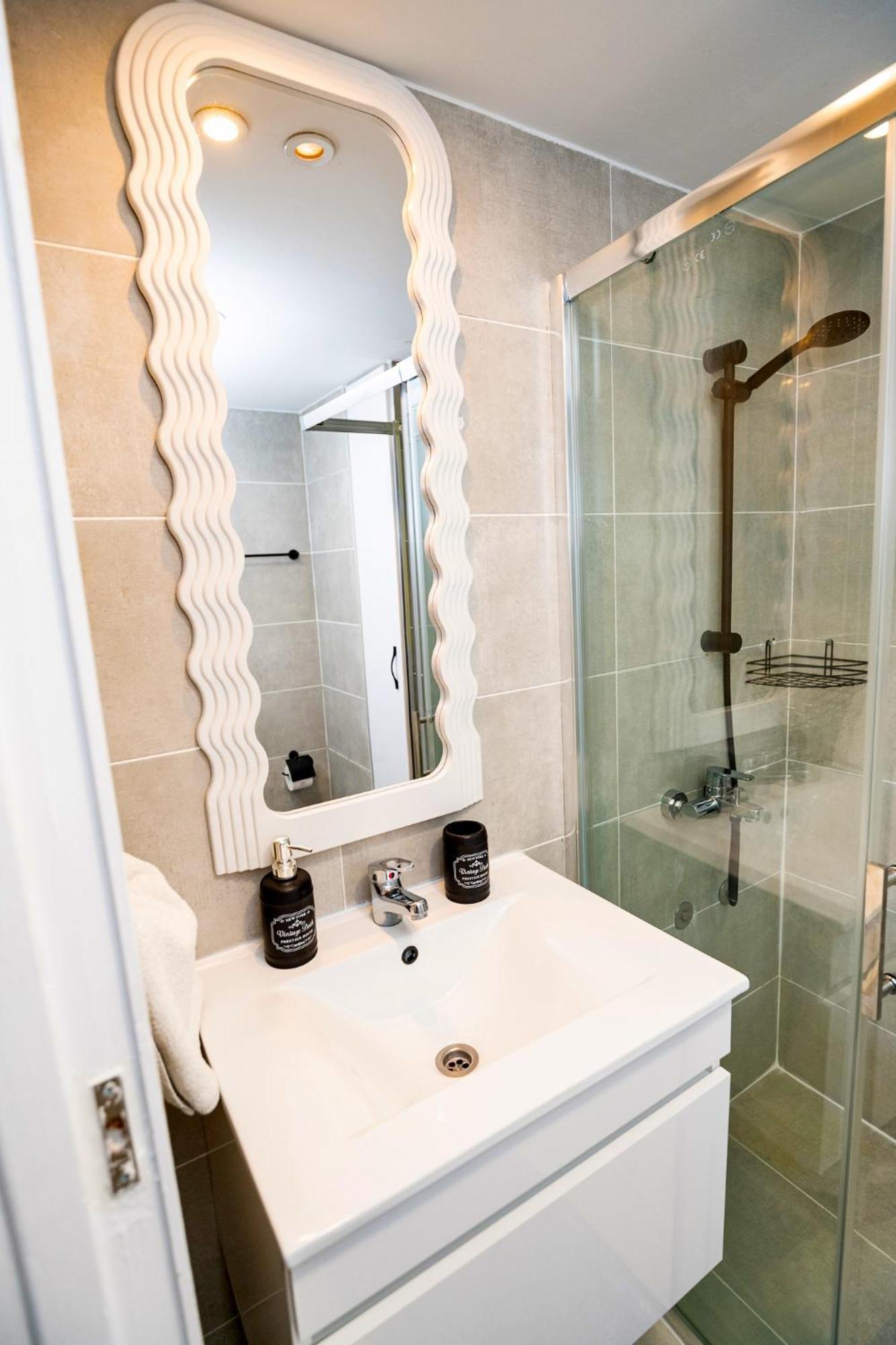 Lazuli Sea View Beachfront Ap 21 Ларнака Екстериор снимка