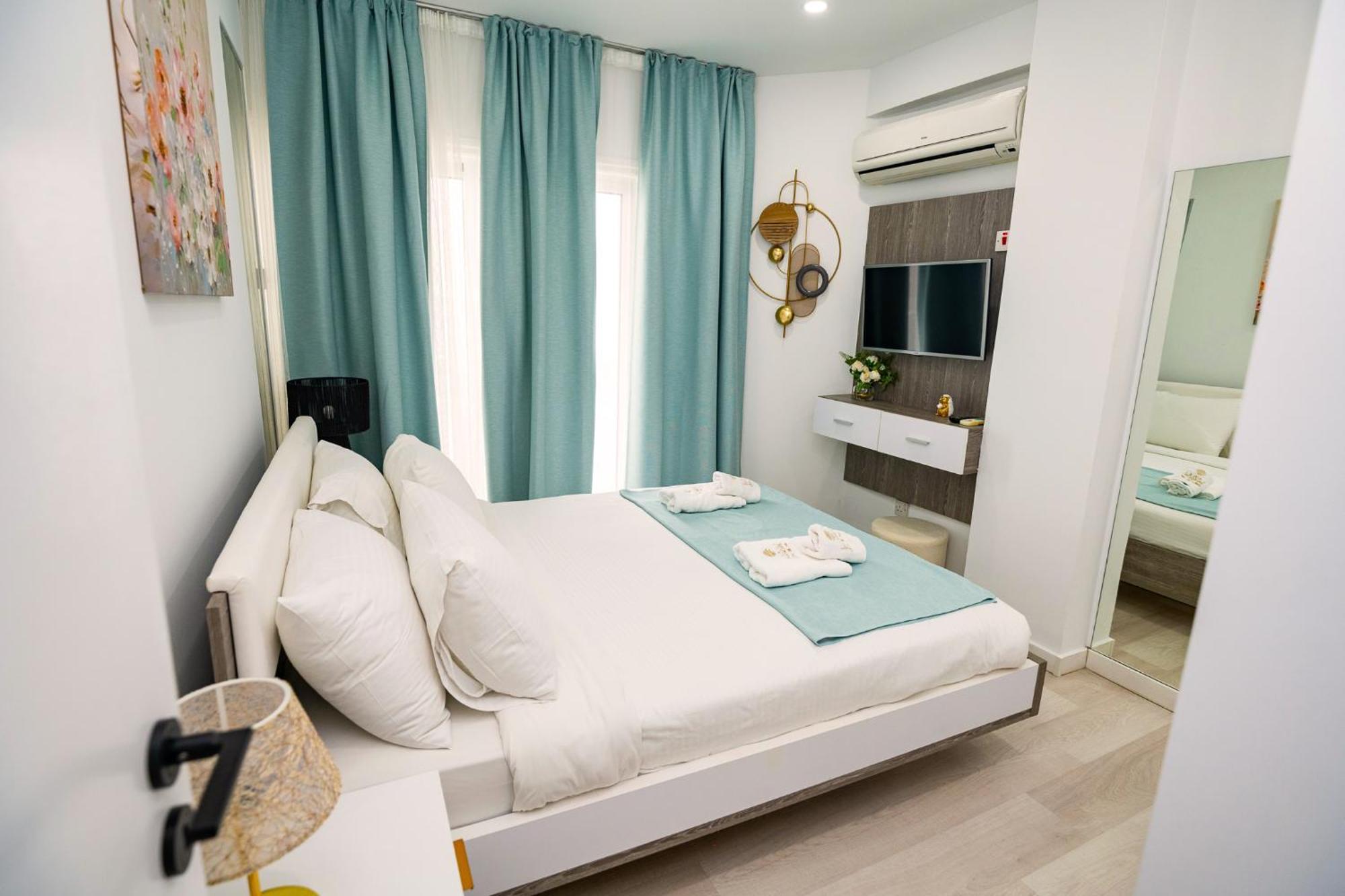 Lazuli Sea View Beachfront Ap 21 Ларнака Екстериор снимка